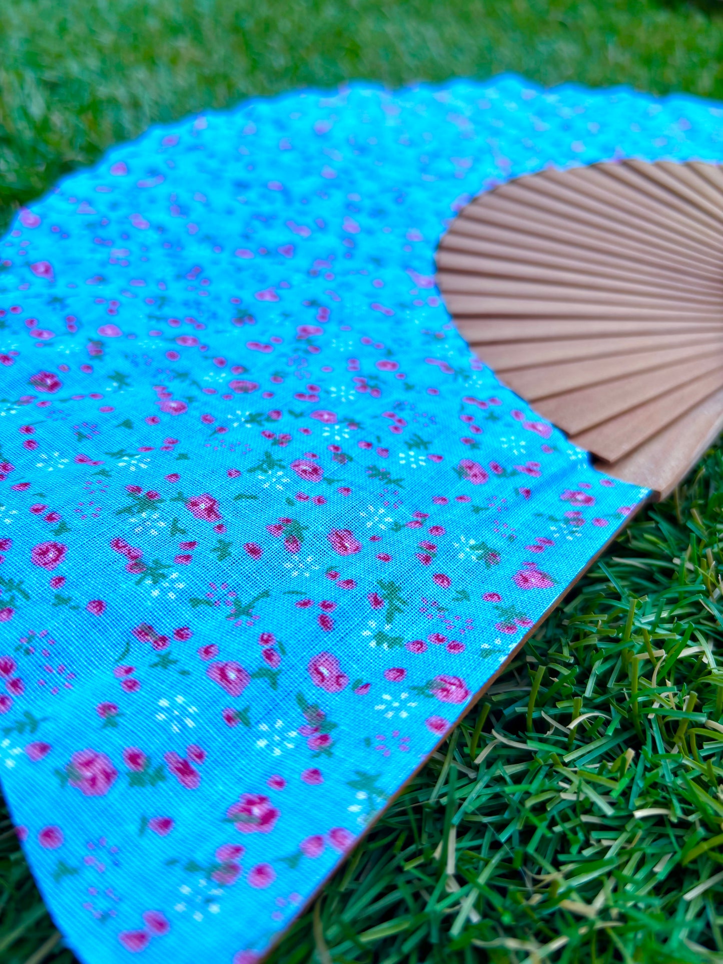 Abanico flores rosas fondo azul