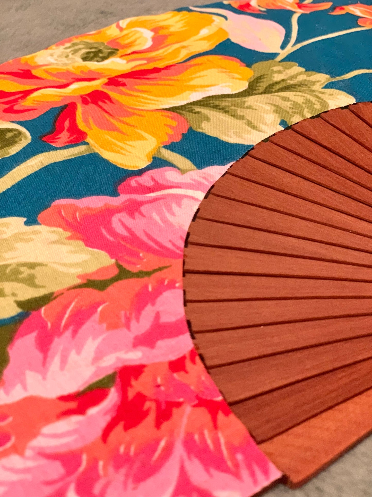 Abanico azul petróleo flores flamenco