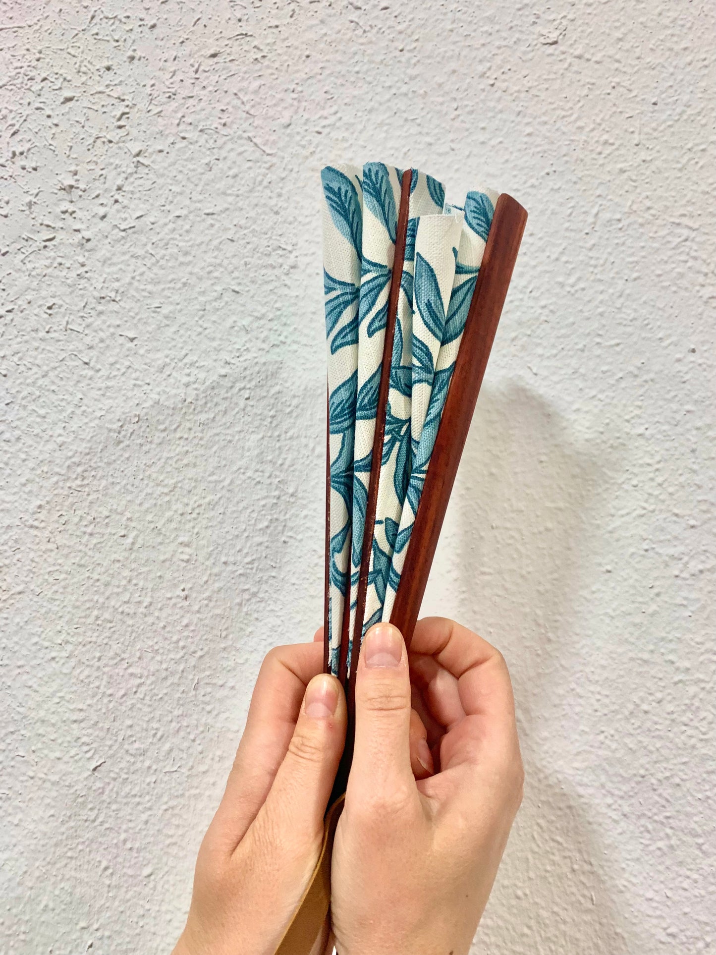 Abanico vela hojas azules