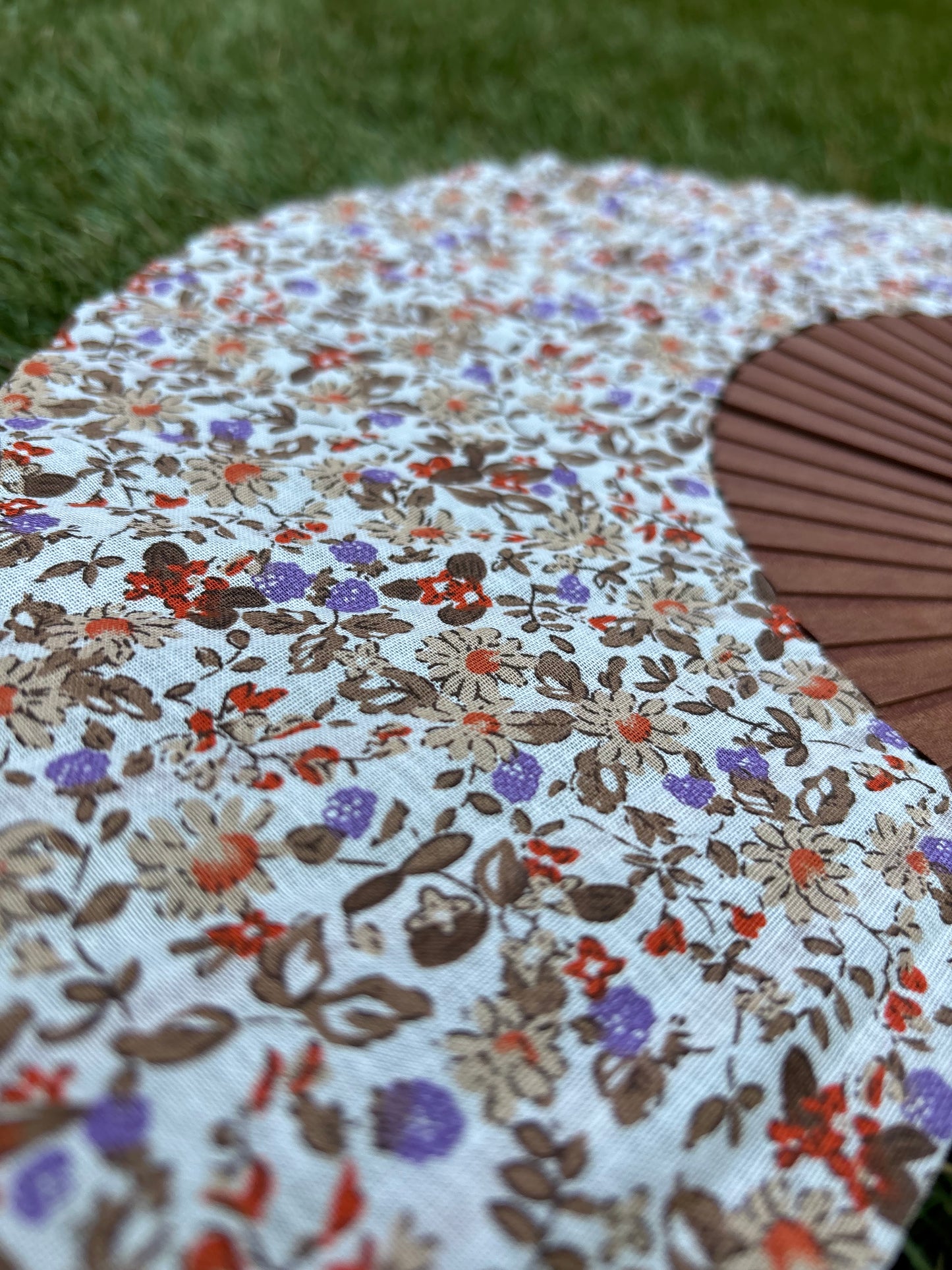 Abanico multiflores marrones sobre blanco