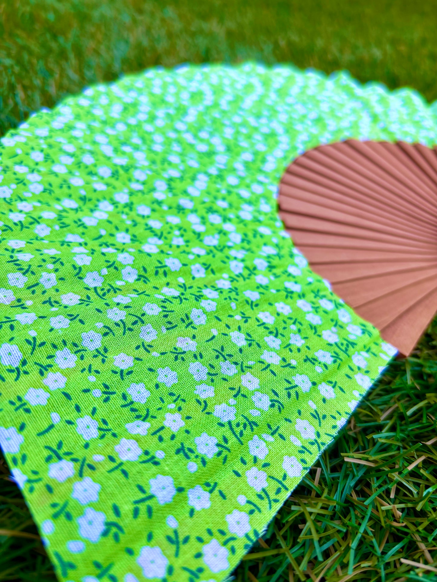 Abanico flores blancas fondo verde