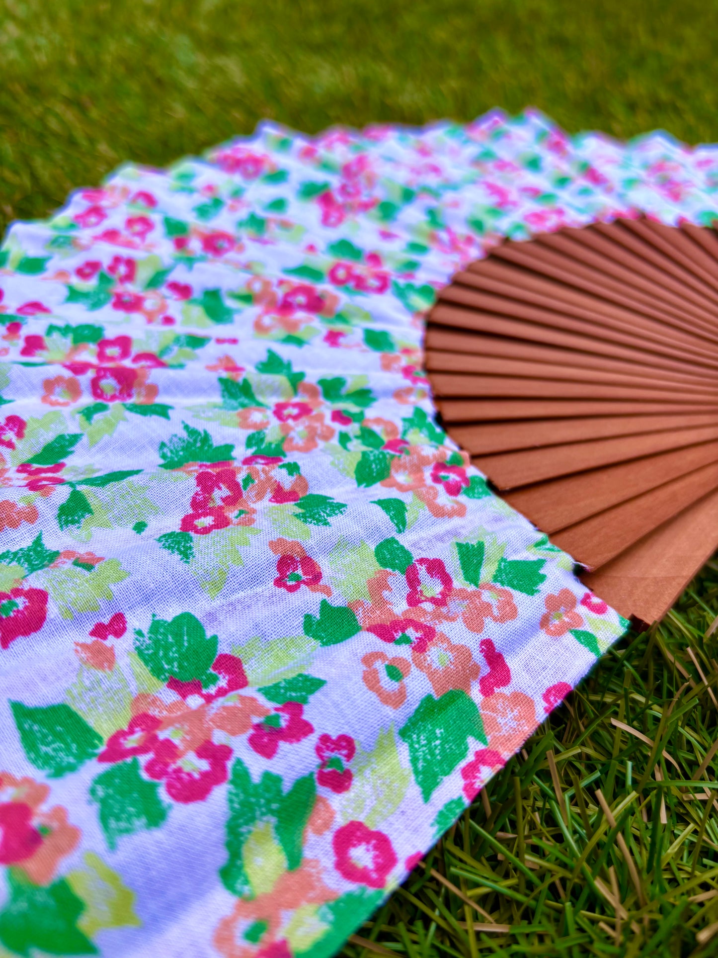 Abanico verde rojo naranja sobre blanco