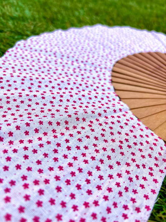 Abanico florecitas rojas sobre blanco