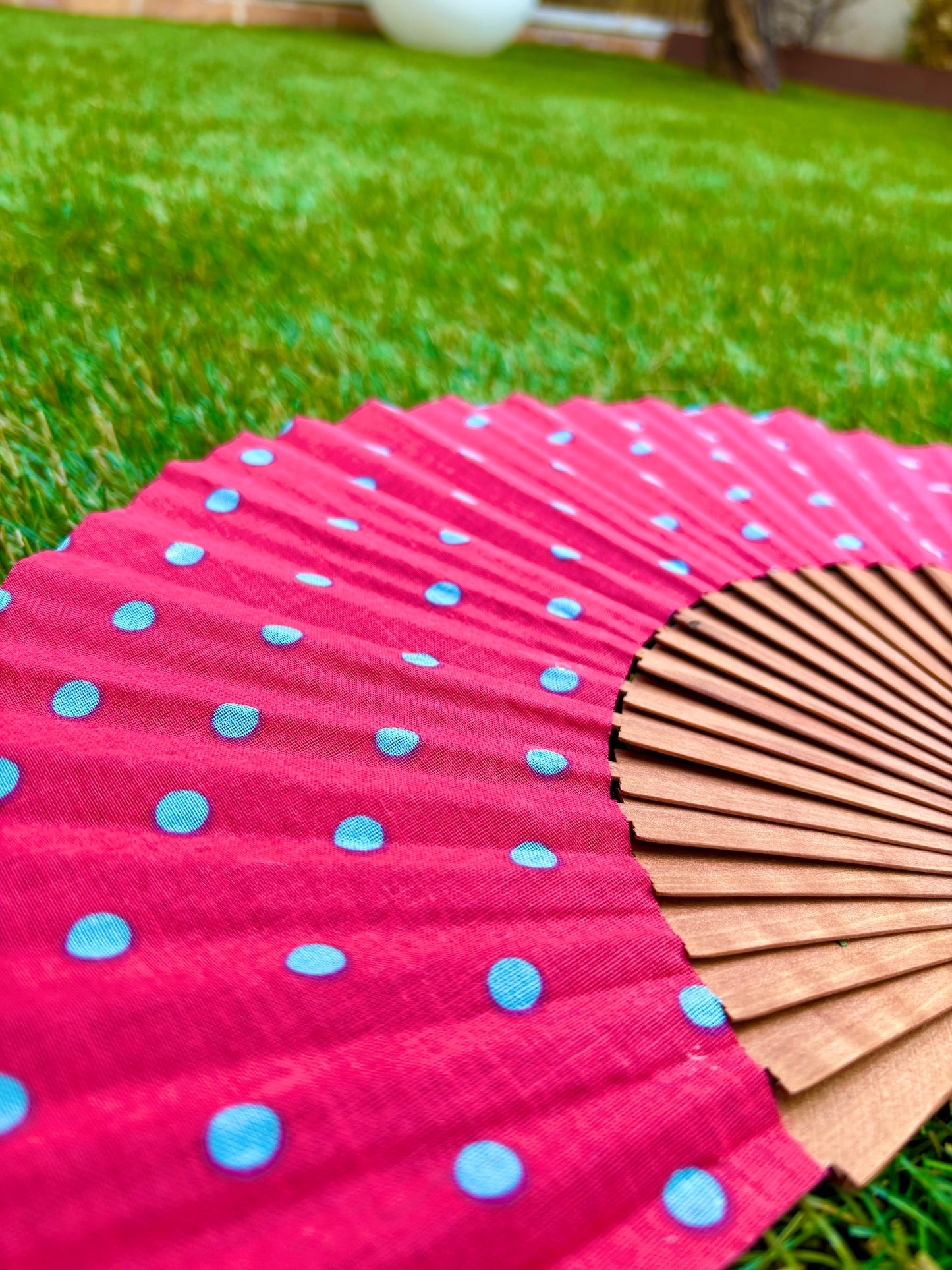 Abanico lunares verdes y rojo