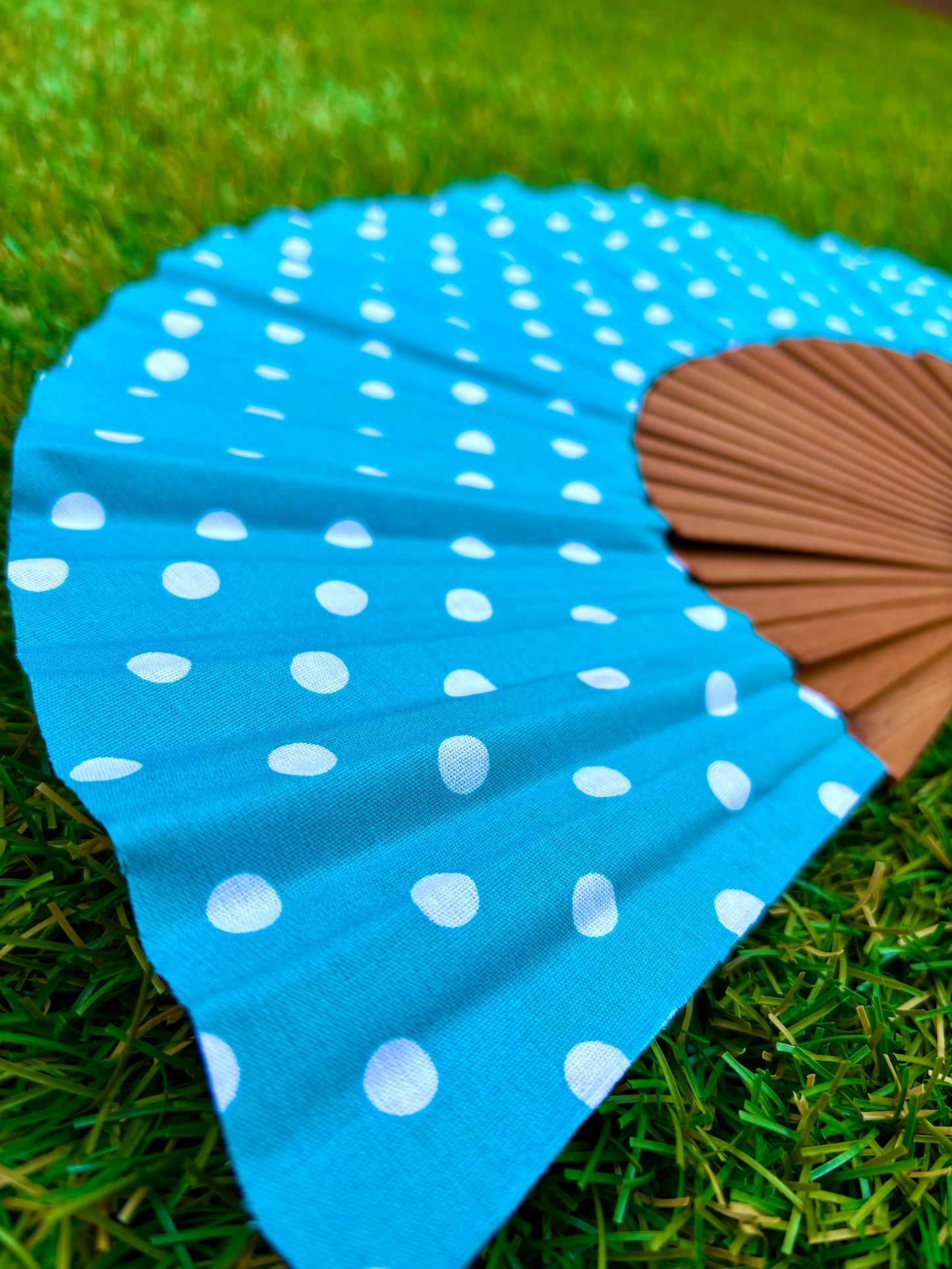 Abanico lunares blancos y azul