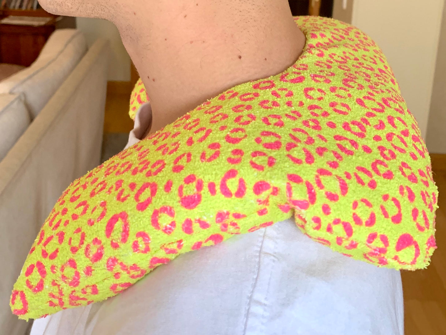 Saco térmico cuello leopardo fondo amarillo