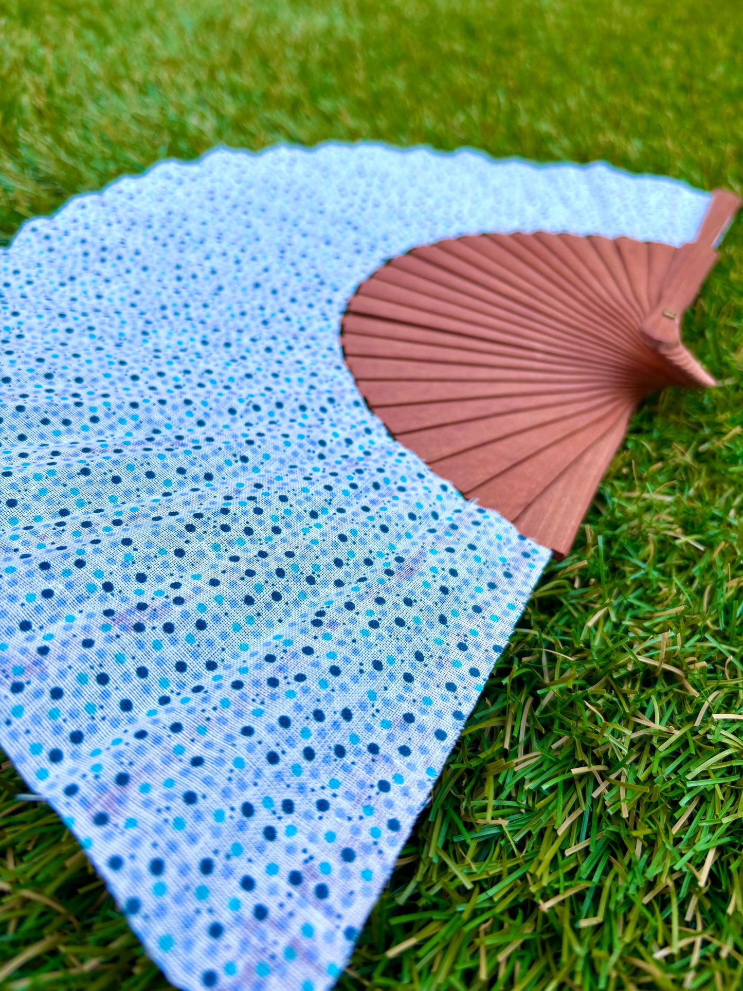 Abanico puntitos azul blanco