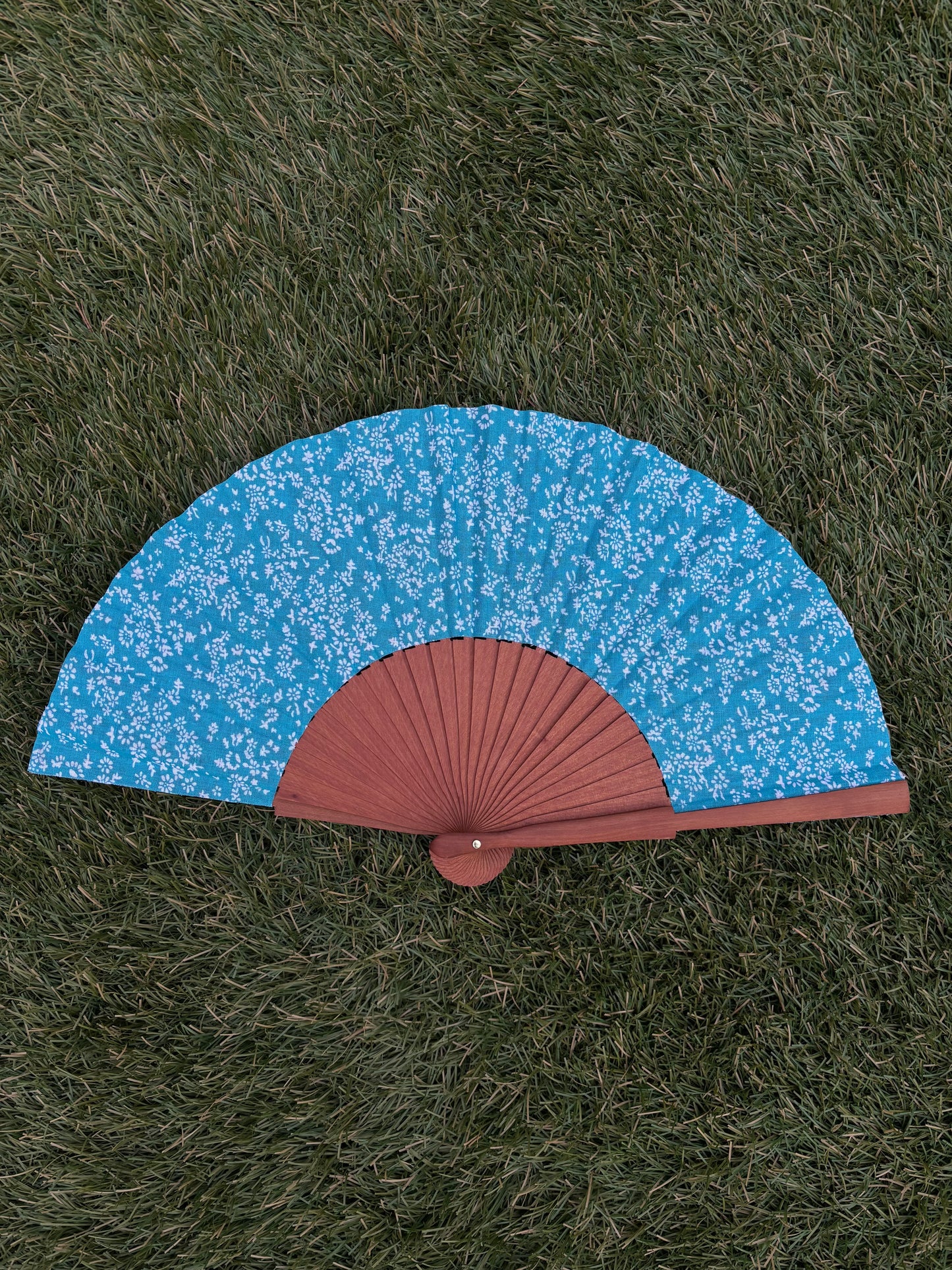 Abanico flores blancas sobre azul