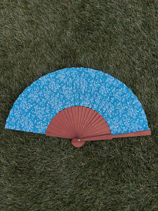 Abanico flores blancas sobre azul