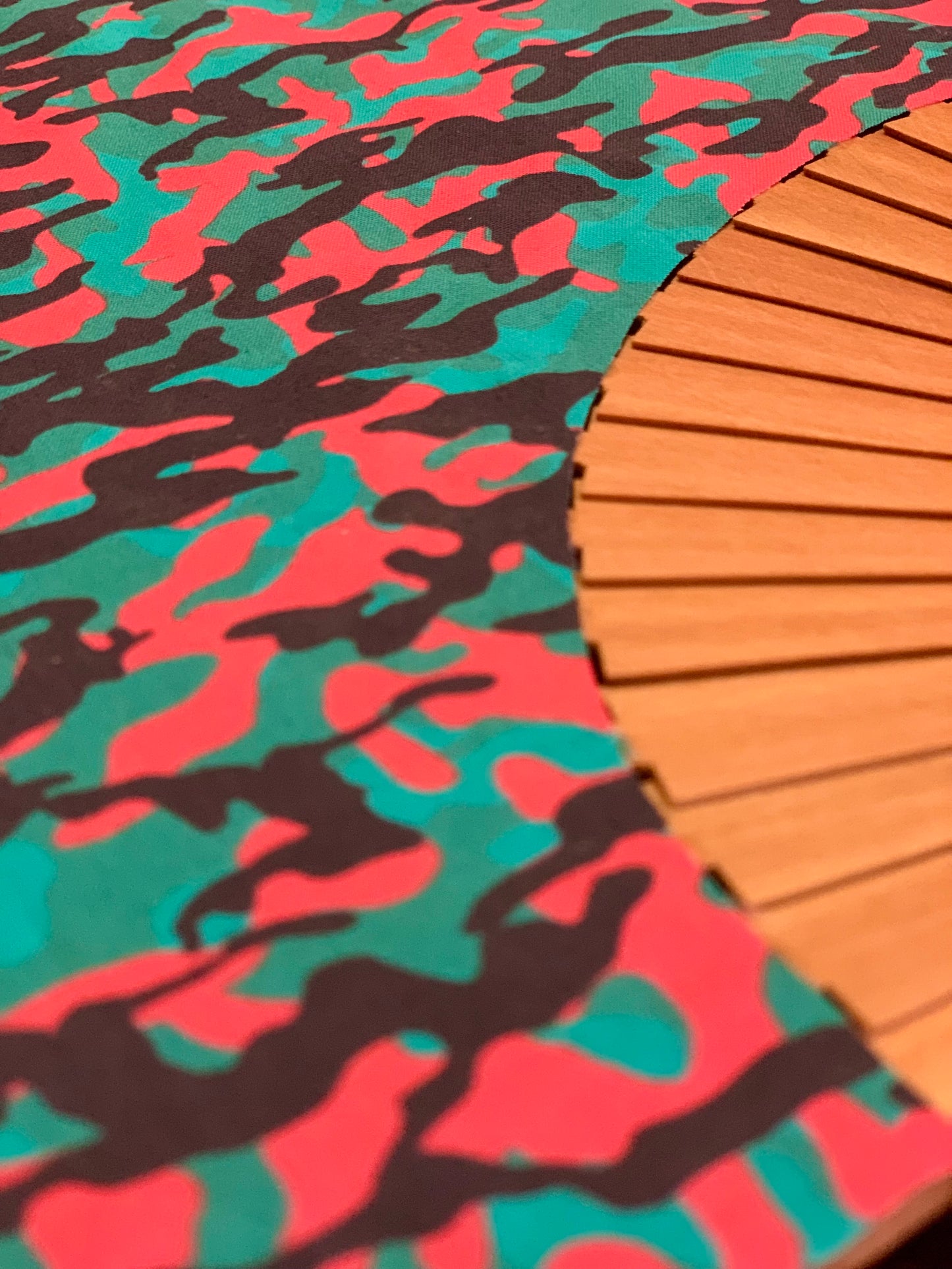 Abanico camuflaje verde rojo