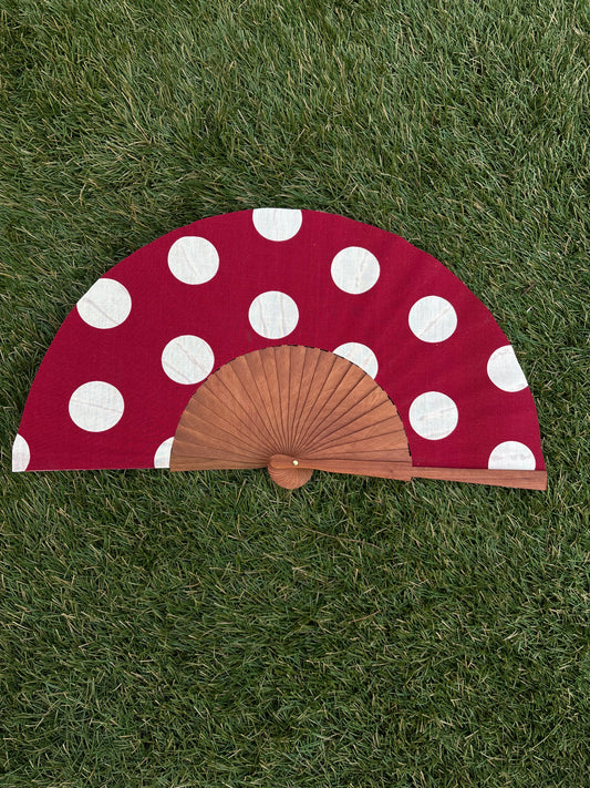 Abanico lunares grandes beige sobre rojo oscuro