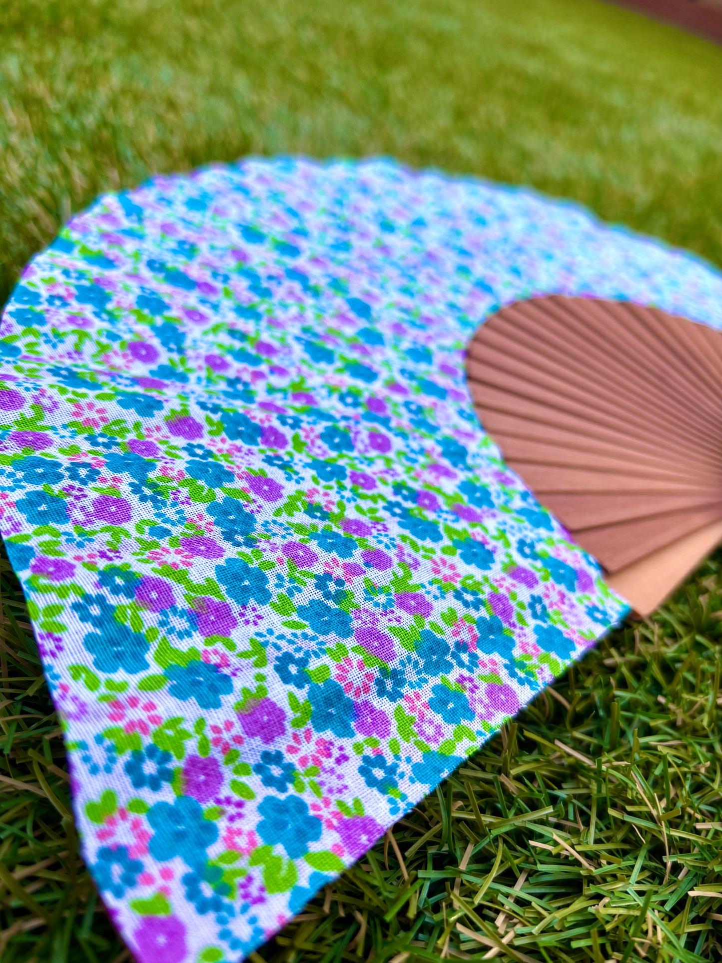 Abanico flores verdes y moradas