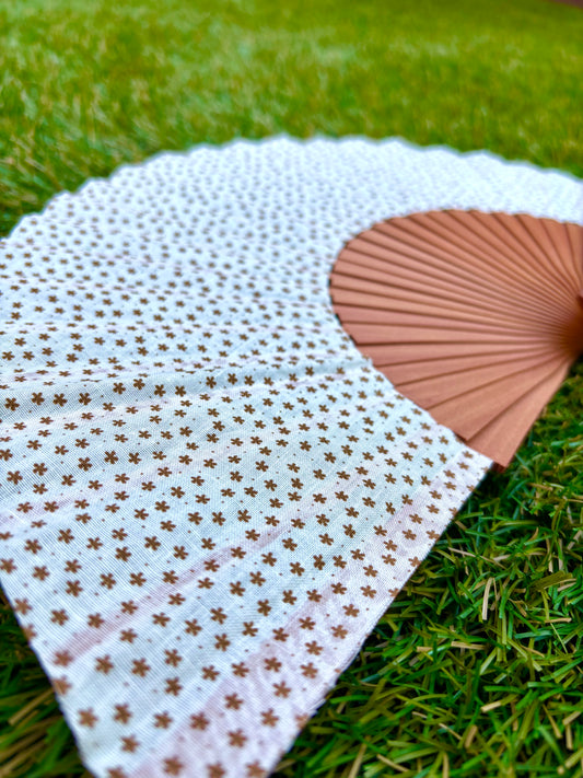 Abanico florecitas marrón