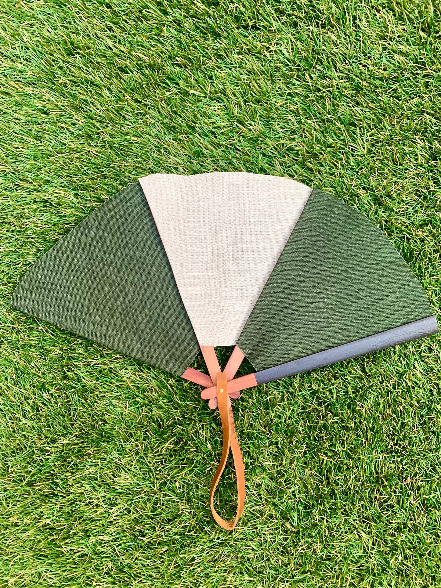 Abanico vela hombre verde y beige