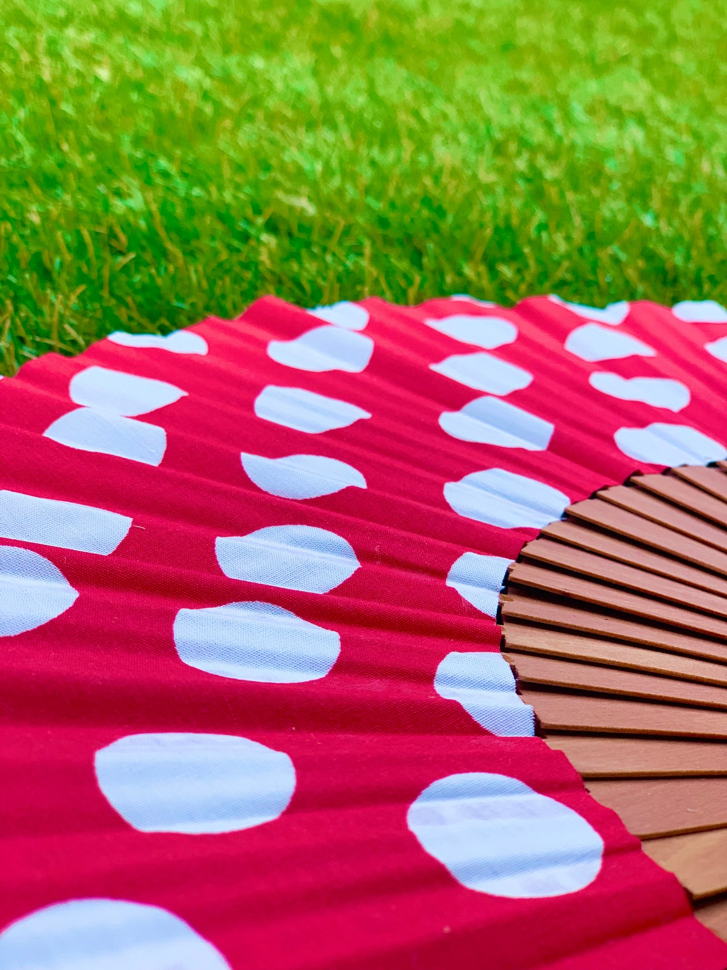 Abanico lunares blancos y rojo