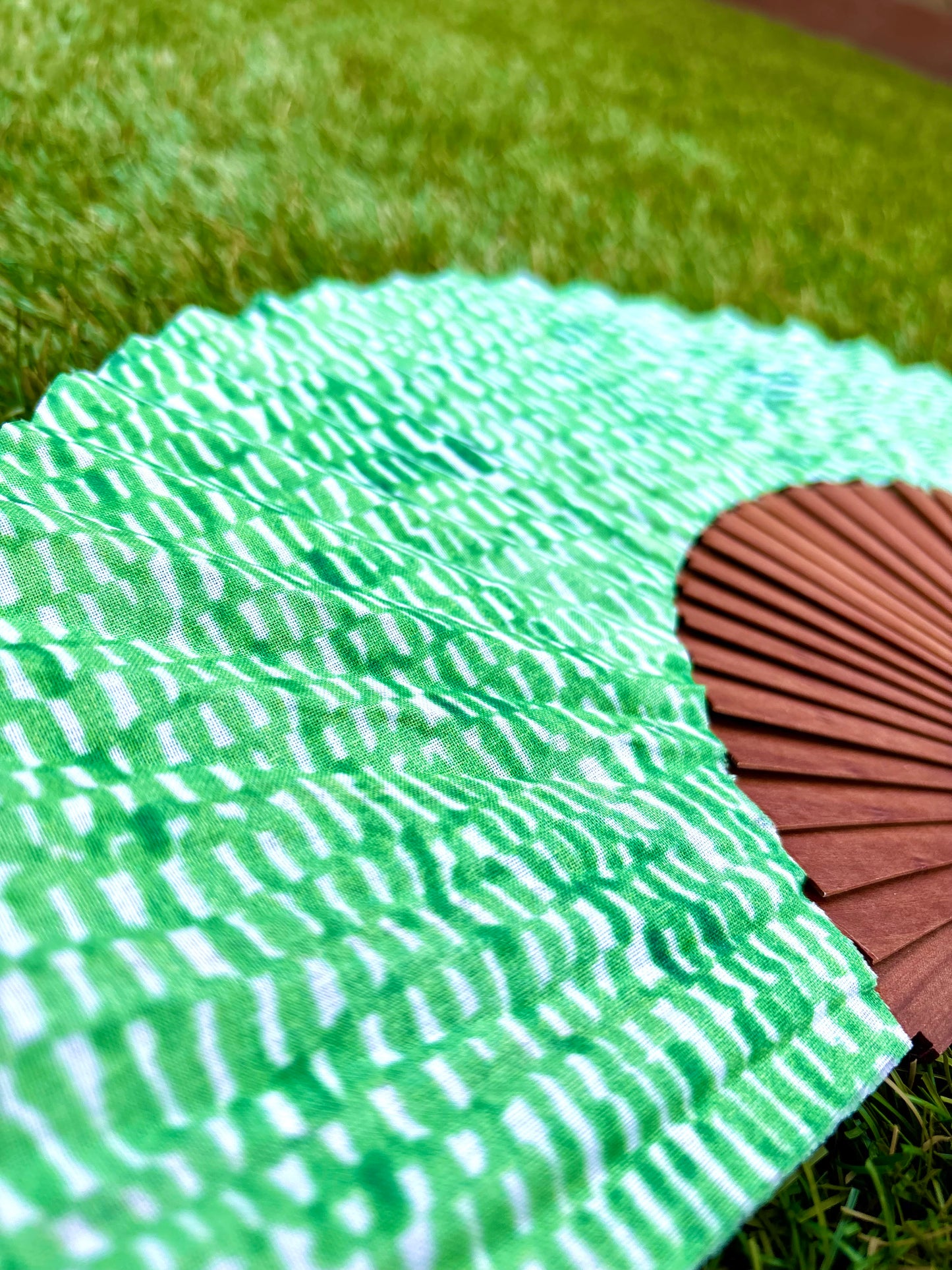 Abanico líneas blancas sobre verde