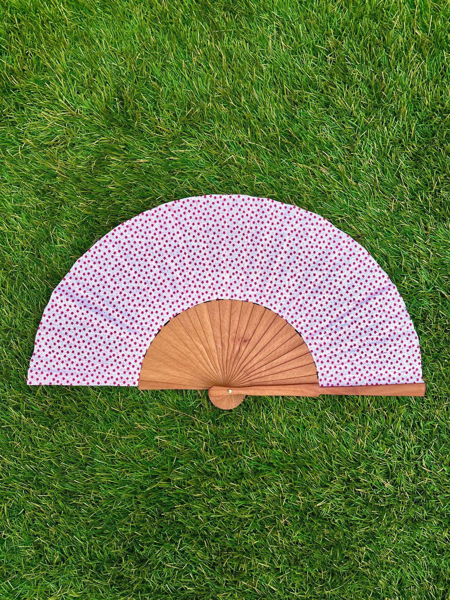 Abanico florecitas rojas sobre blanco