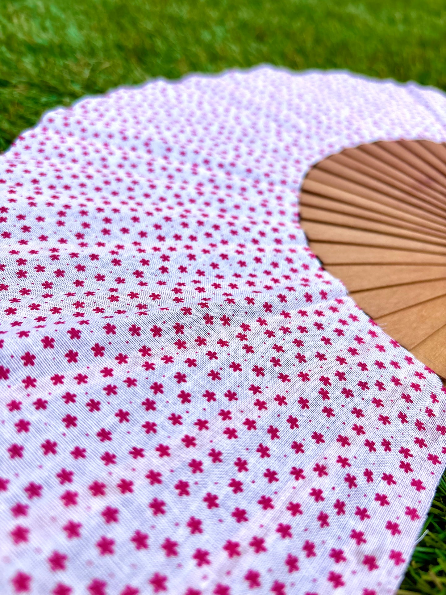 Abanico florecitas rojas sobre blanco