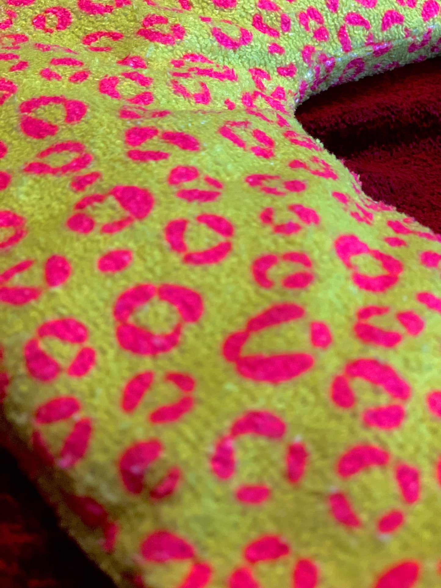 Saco térmico cuello leopardo fondo amarillo