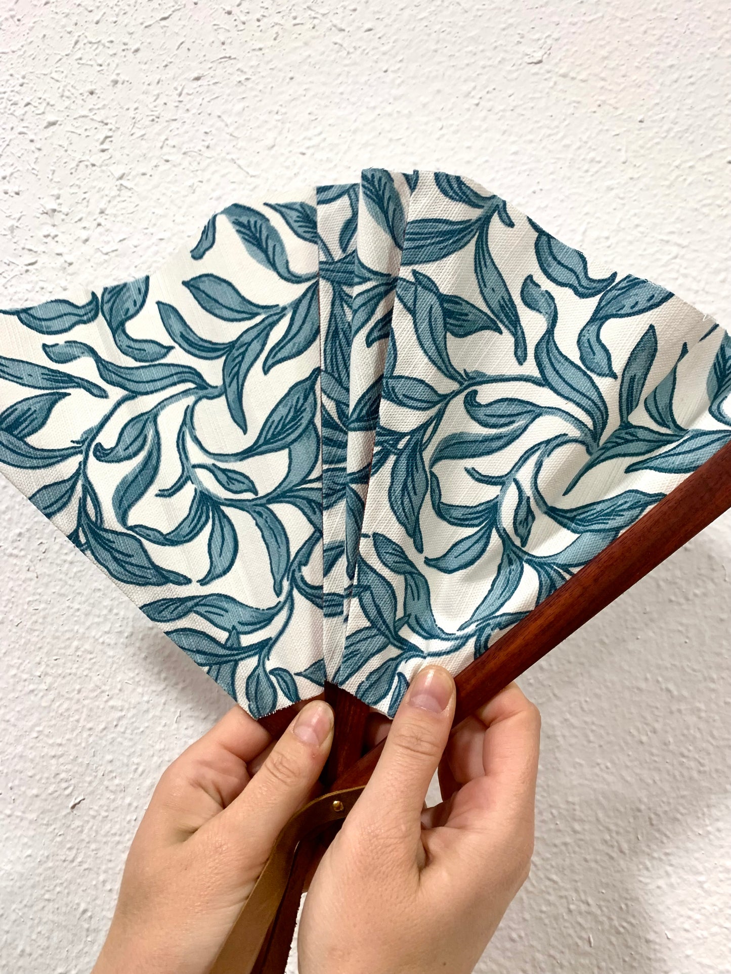 Abanico vela hojas azules