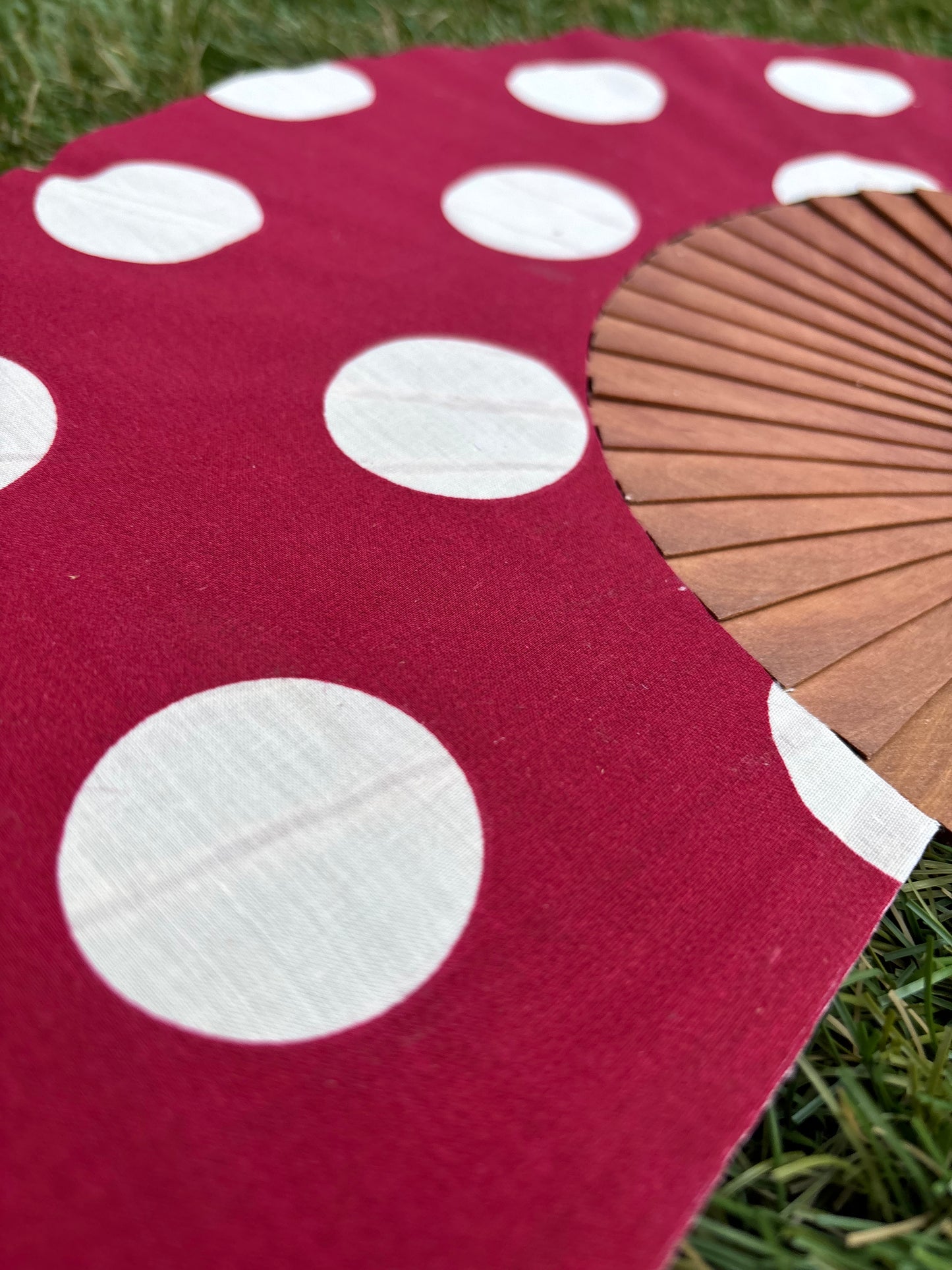 Abanico lunares grandes beige sobre rojo oscuro