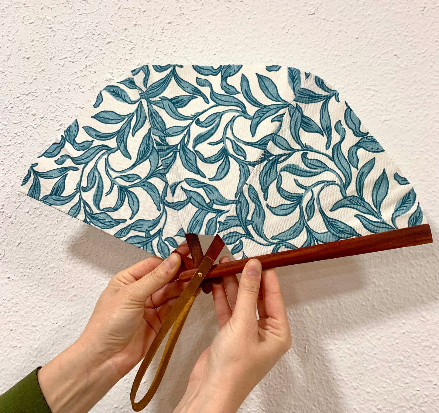 Abanico vela hojas azules