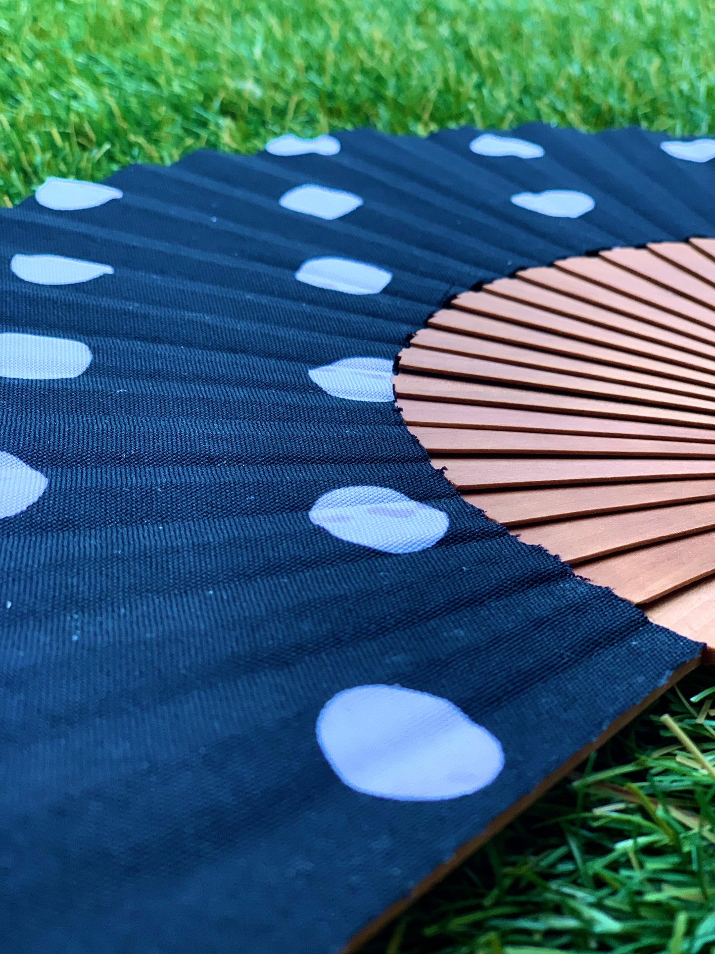 Abanico lunares blancos y negro