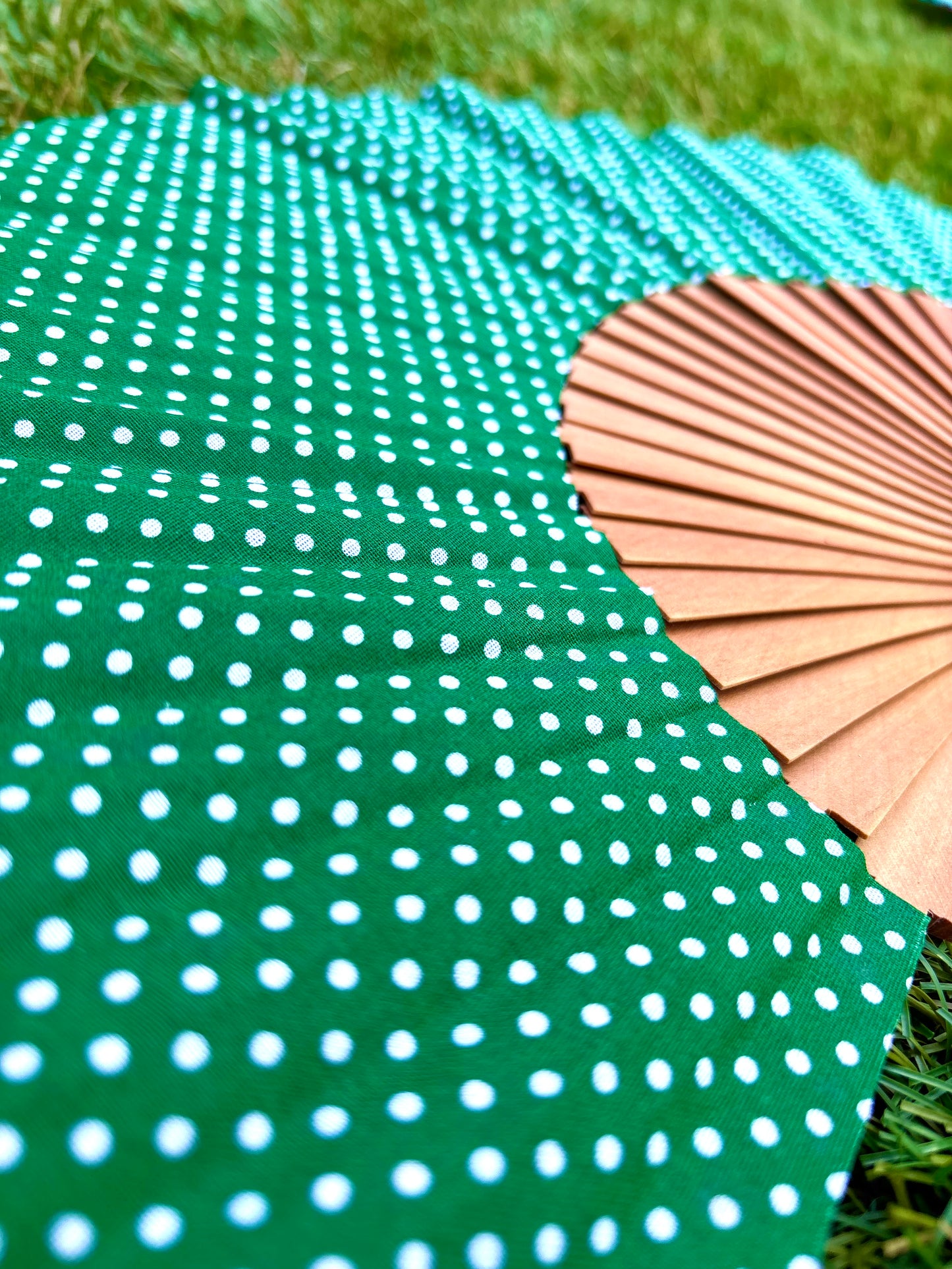 Abanico lunares blancos sobre verde oscuro