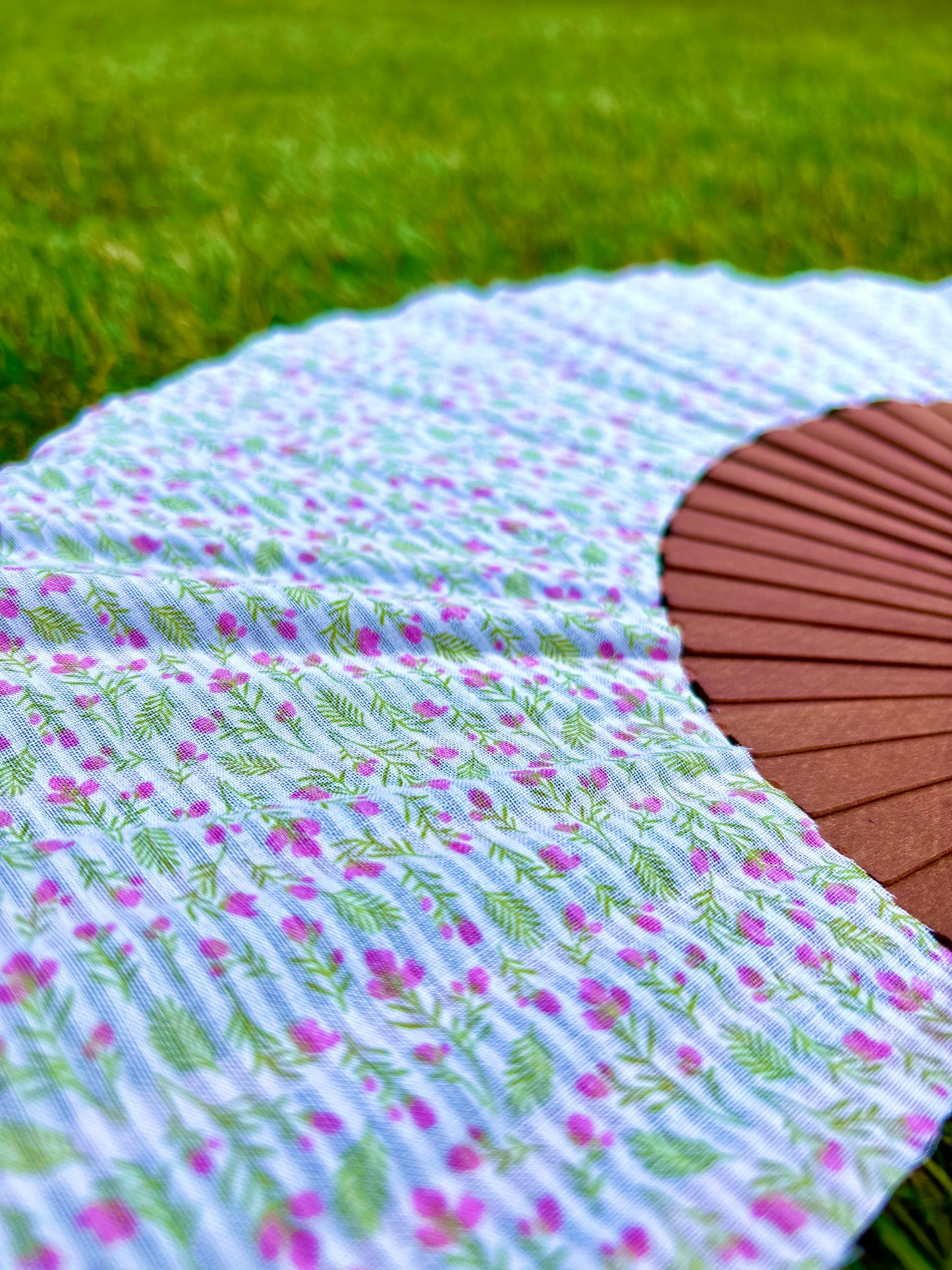 Abanico florecitas sobre rayas