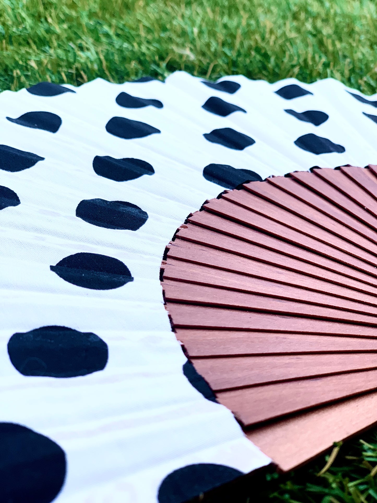 Abanico lunares negros y blanco