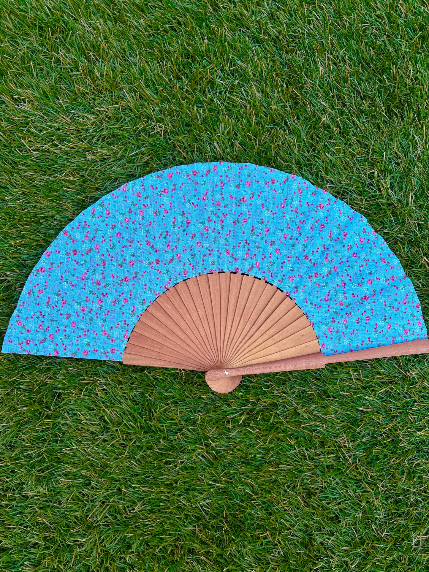 Abanico flores rosas fondo azul