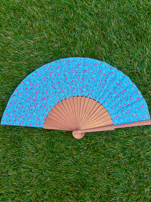 Abanico flores rosas fondo azul