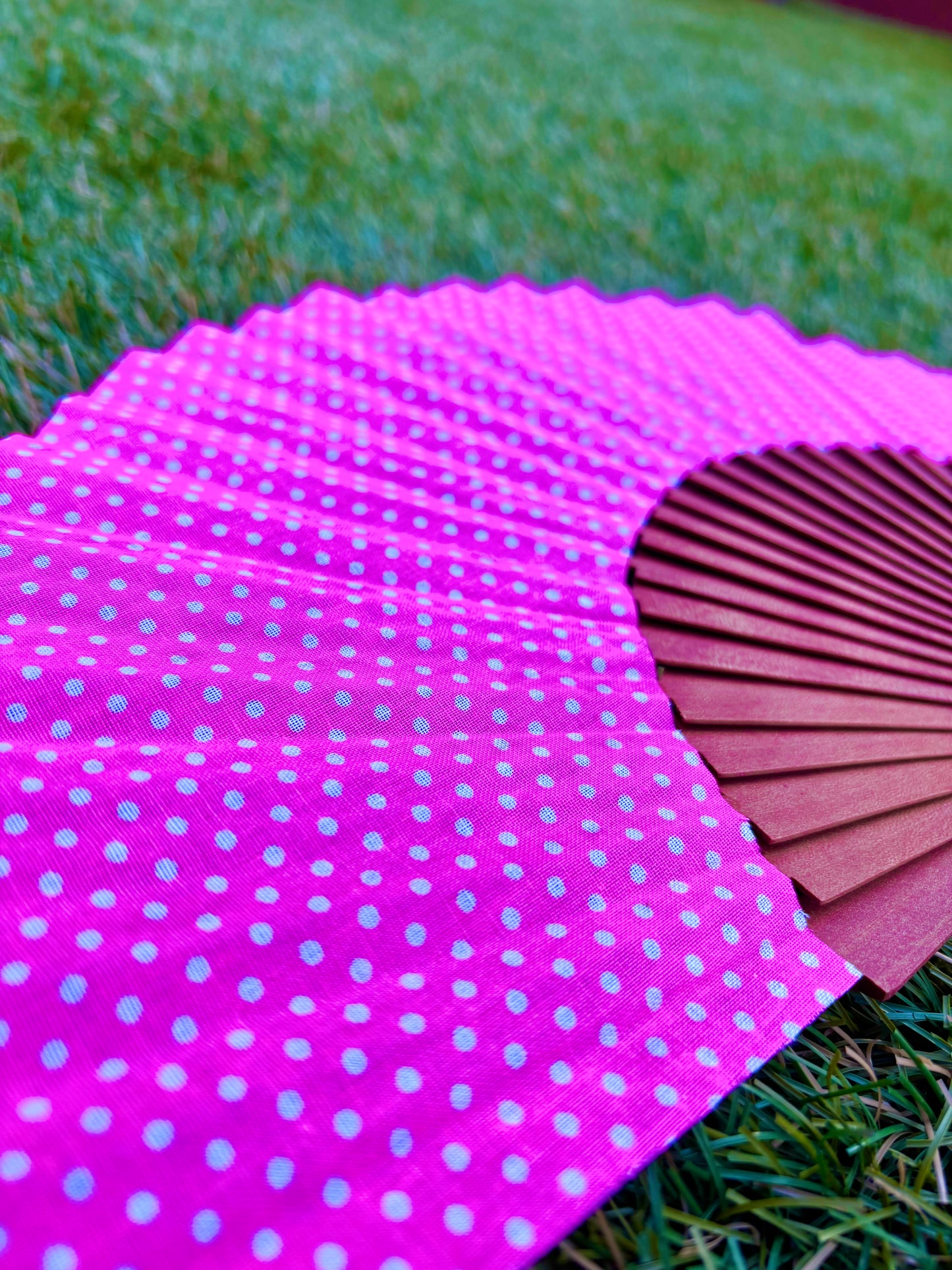 Abanico lunares blancos y fucsia