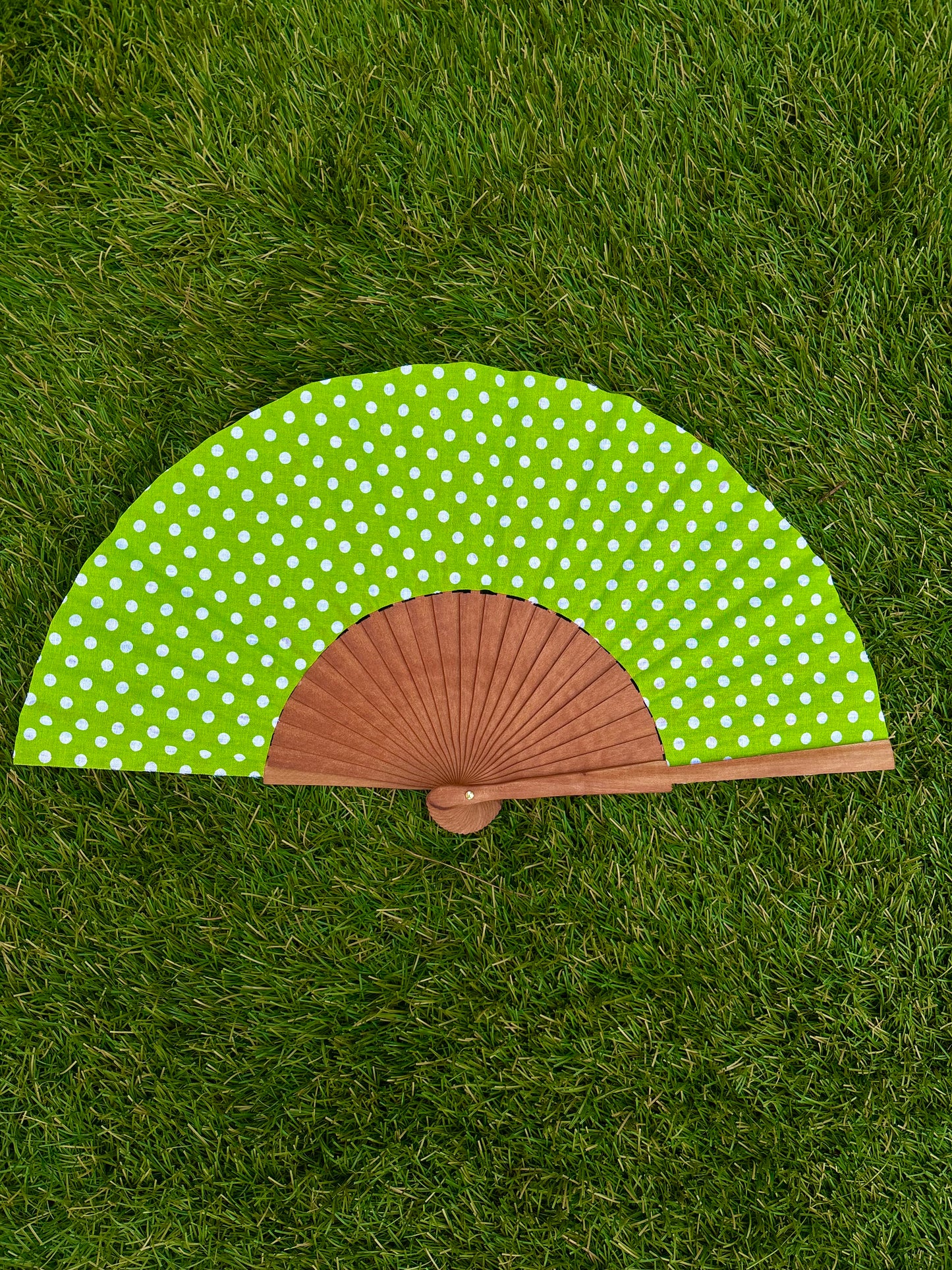 Abanico lunares blancos sobre verde manzana