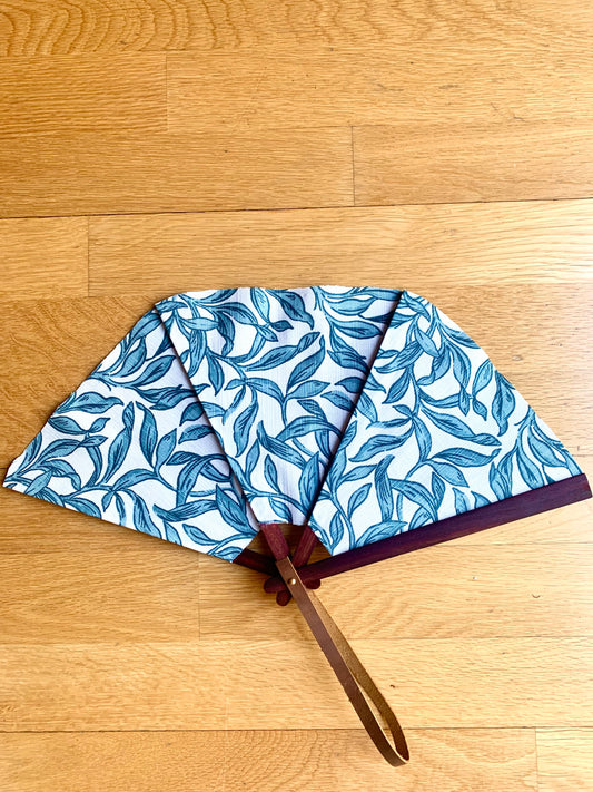 Abanico vela hojas azules