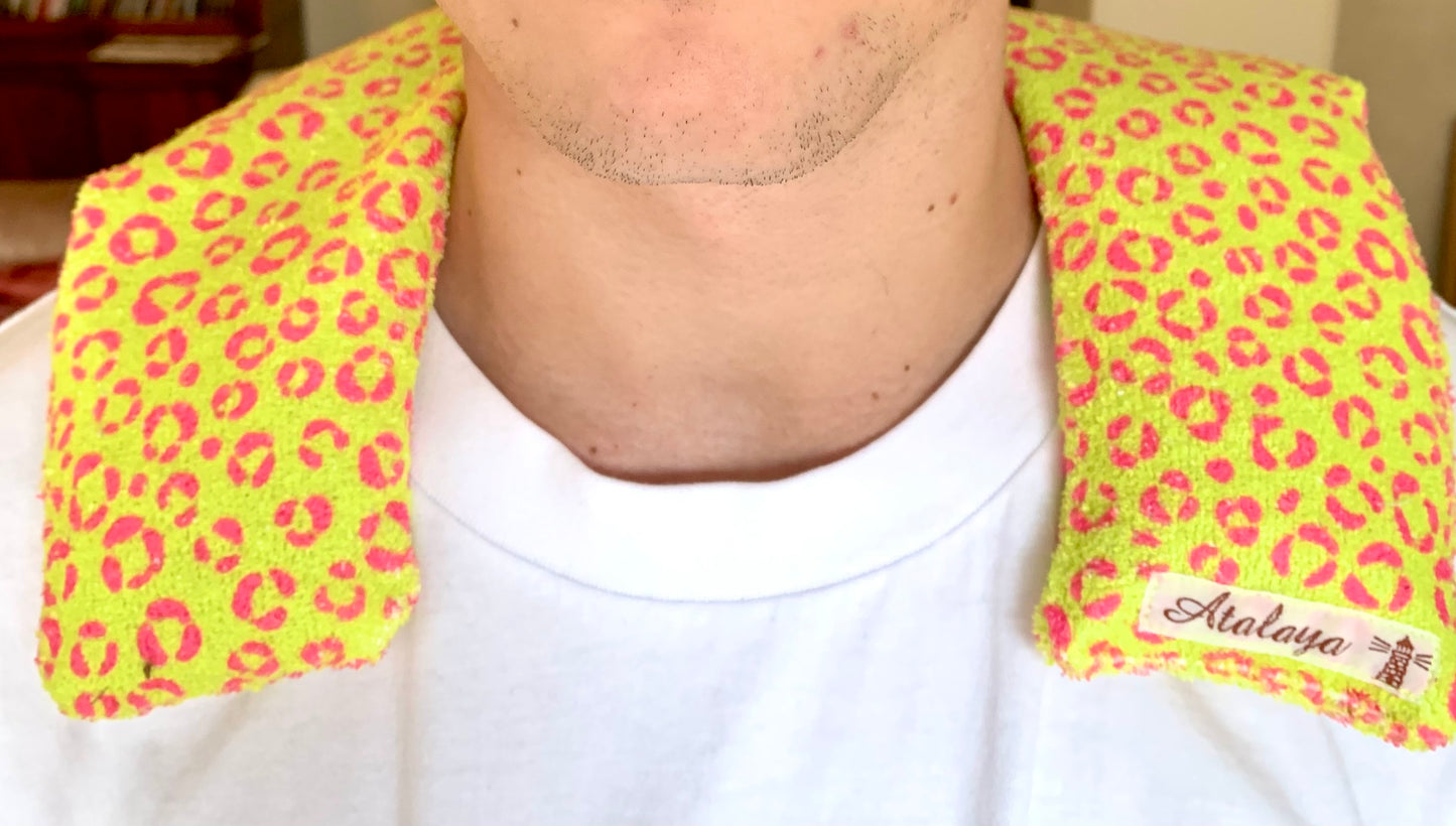 Saco térmico cuello leopardo fondo amarillo