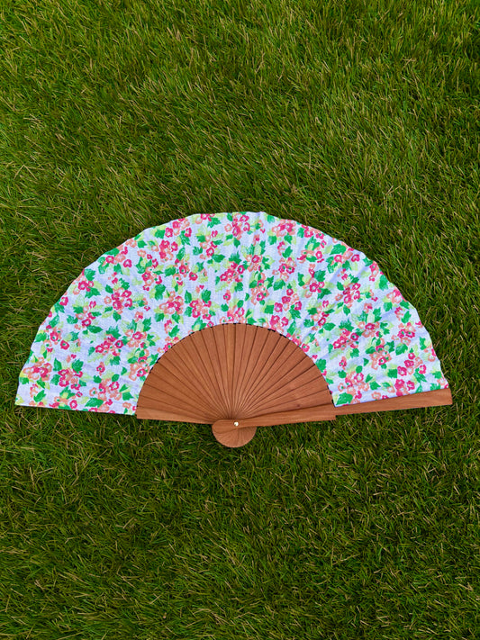 Abanico verde rojo naranja sobre blanco