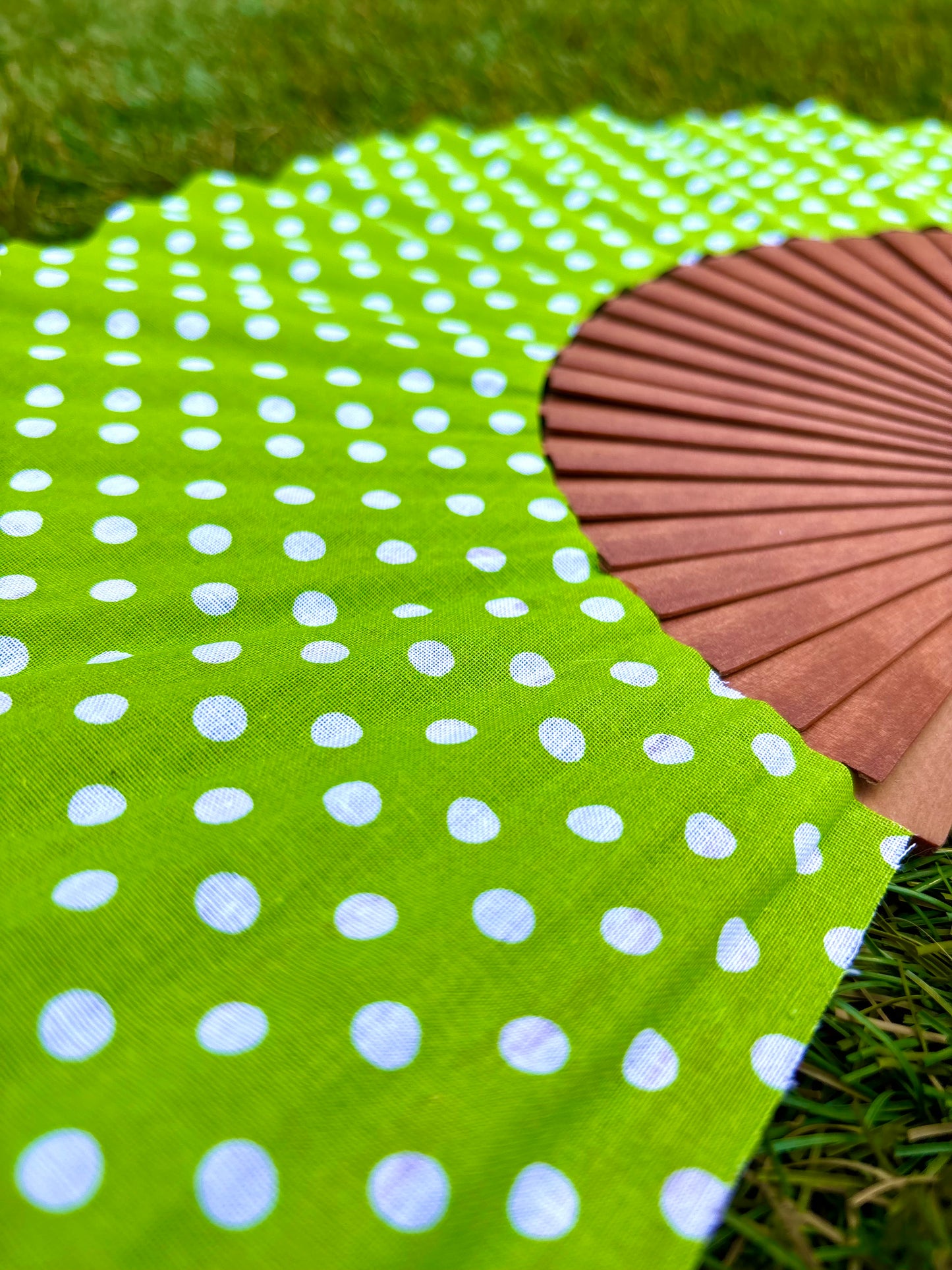 Abanico lunares blancos sobre verde manzana