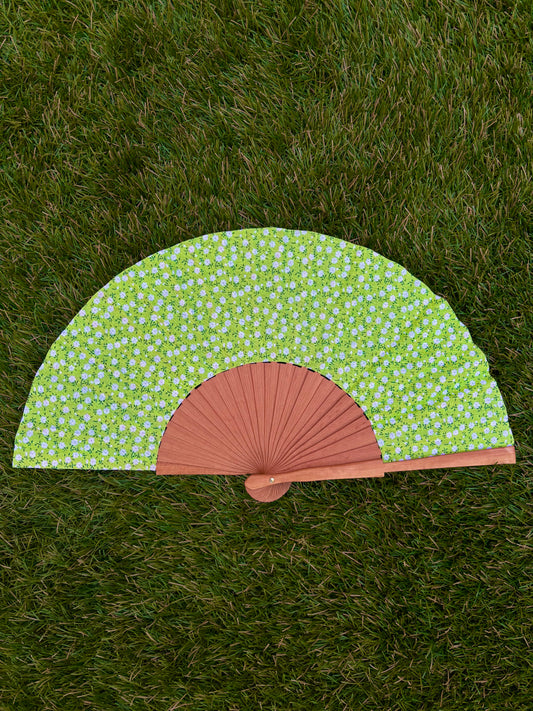 Abanico flores blancas fondo verde