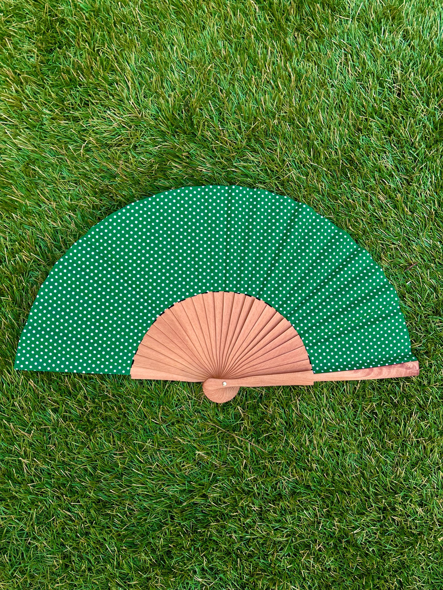 Abanico lunares blancos sobre verde oscuro