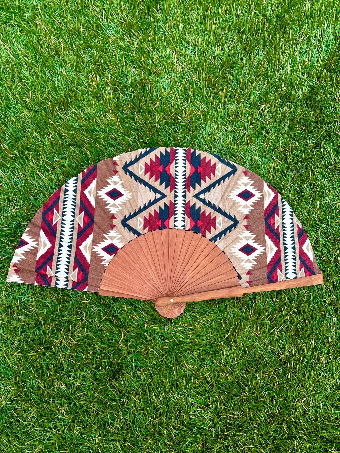 Abanico étnico marrón